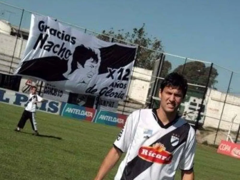 Nacho y la bandera de la polémica / Foto: Danubio.org.uy