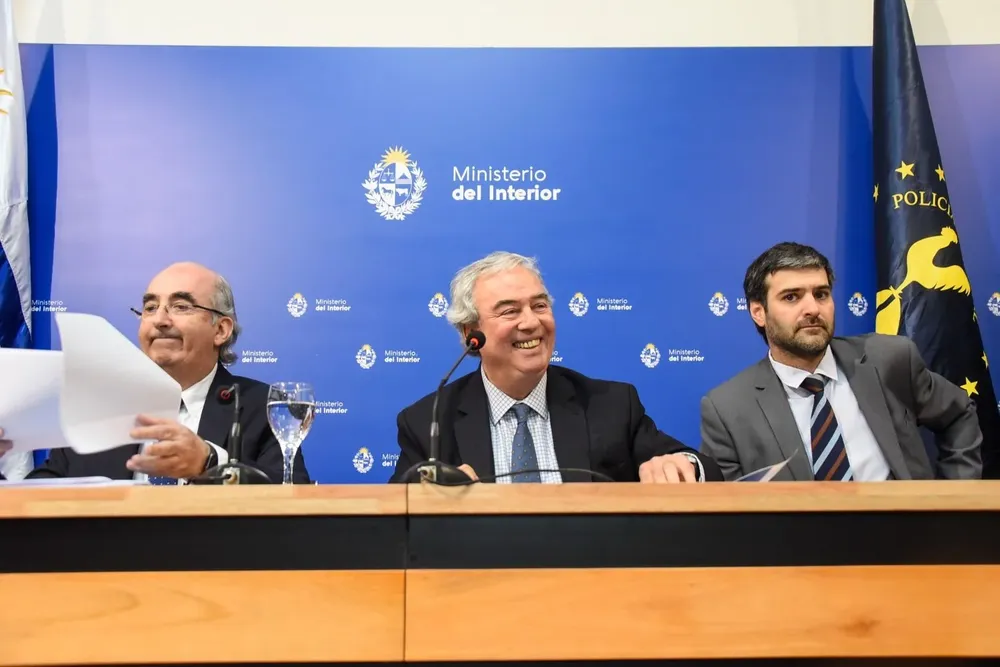 El ministro del Interior fue al Parlamento a dar su versión.