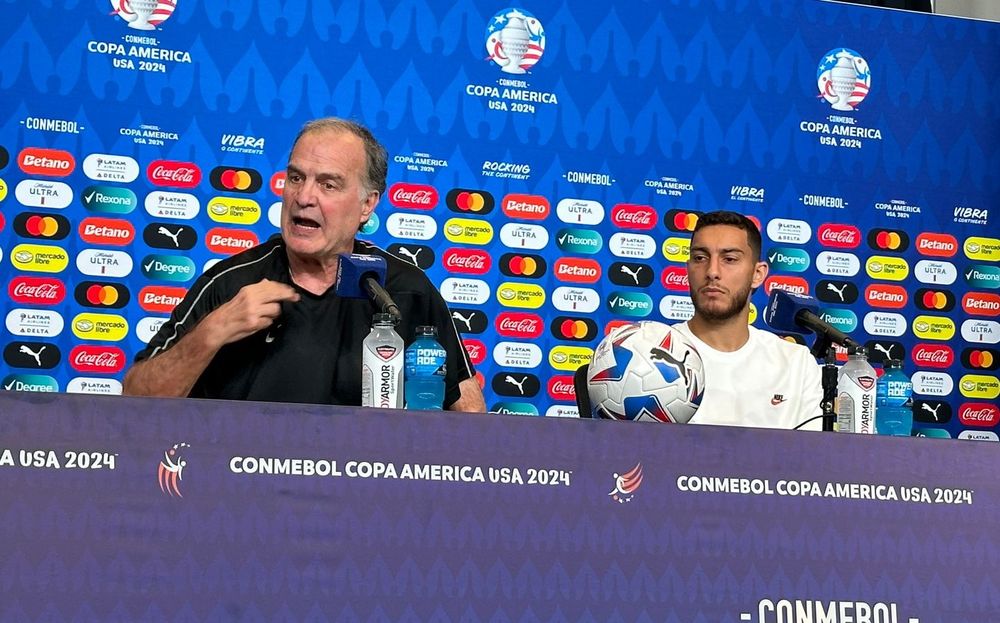 Marcelo Bielsa y Sebastián Cáceres en la conferencia de prensa de la selección de Uruguay en la Copa América 2024