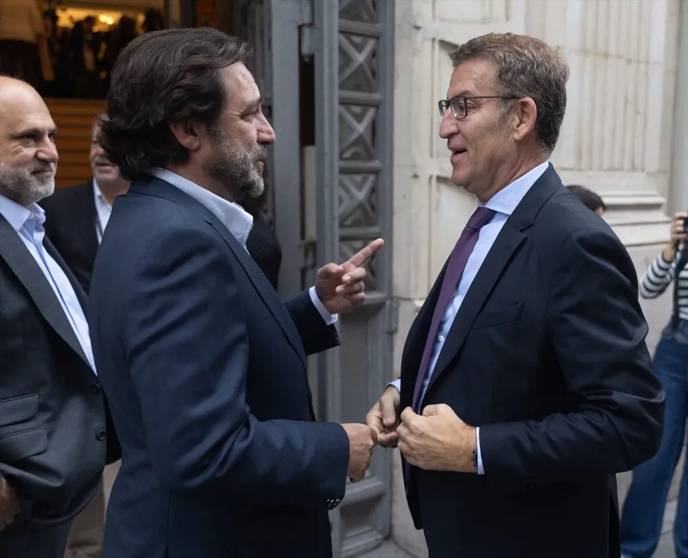 El director del Ateneo de Madrid, Luis Arroyo, recibe al presidente del PP, Alberto Núñez Feijóo hoy en Madrid.