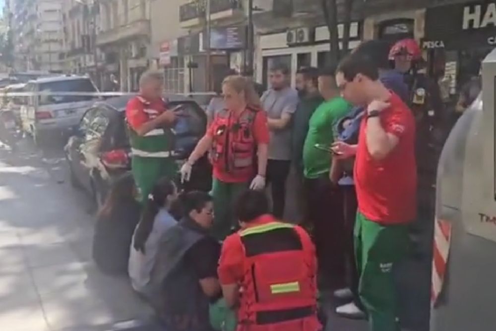 El SAME y los bomberos trabajaron en el lugar para garantizar la seguridad de las personas afectadas por el derrame de ácido muriático.