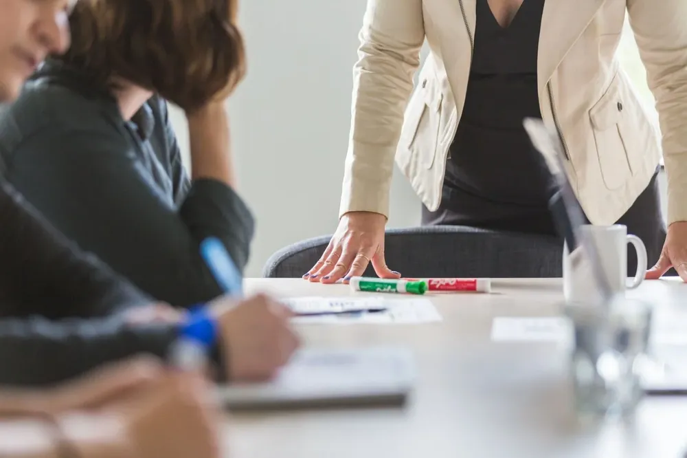 Todas las decisio­nes de contratación tienen que adoptarse en base a la capa­cidad, experiencia y competencias demostradas por las personas