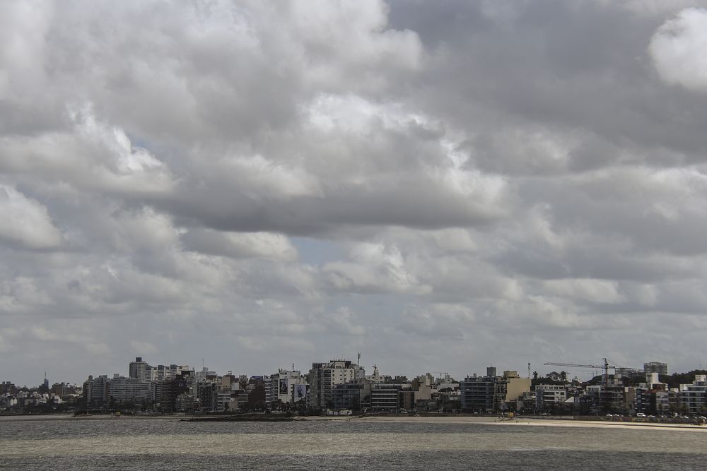 20250411 Vista de Montevideo desde la rambla de Punta Gorda, nublado, estado del tiempo, pronostico