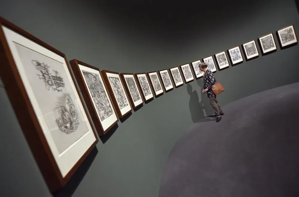 Alemania- Una visitante observa la obra del artista alemán Alberto Durero titulada El Apocalipsis