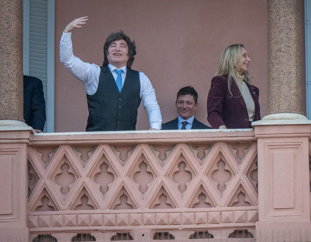 Santiago Caputo pasó de Peaky Blinder a James Bond y la pelea con Martín Menem se vuelve irreversible.