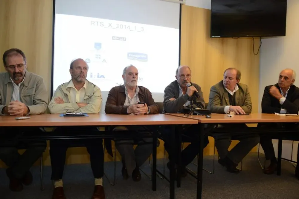 Oratoria de Ricardo de Izaguirre en la mesa que presidió el acto en el LATU sobre lechería