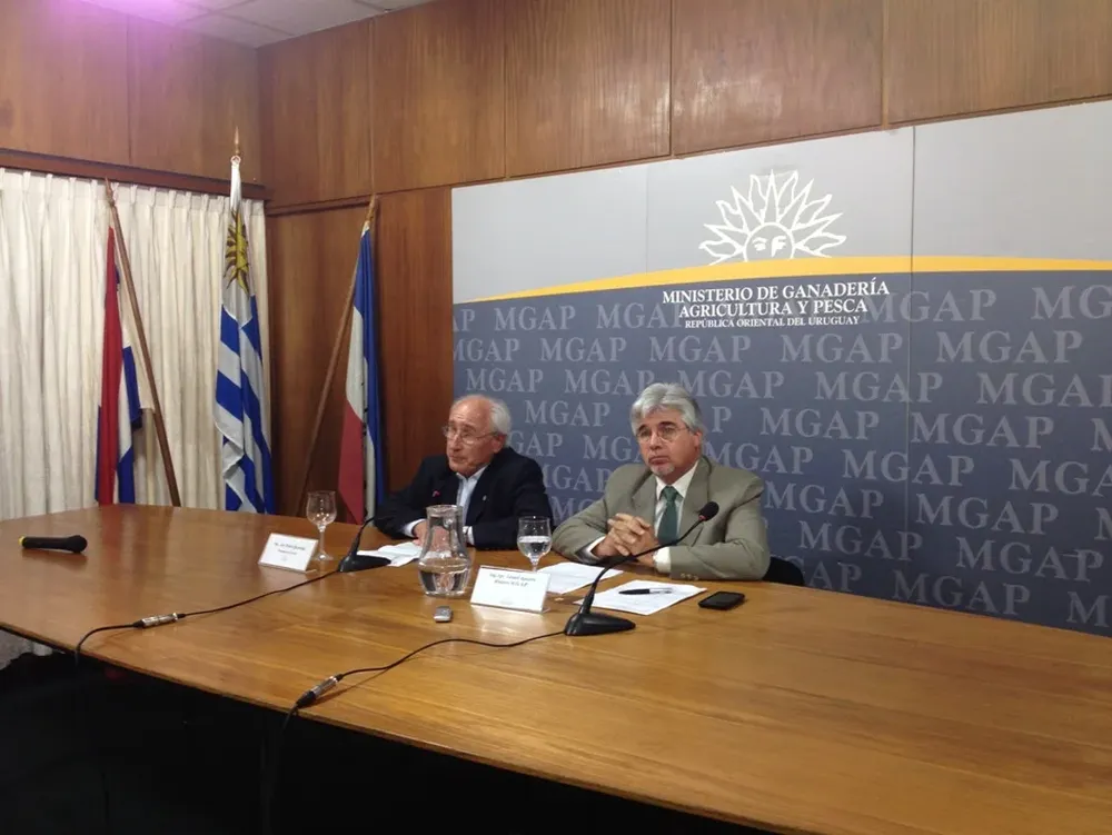 Pedro Queheille y Tabaré Aguerre en el anuncio de la decisión