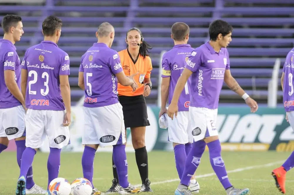 Claudia Umpiérrez fue cuarto árbitro