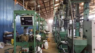 Fábricas de bolsas plásticas subsisten en medio de un cóctel explosivo