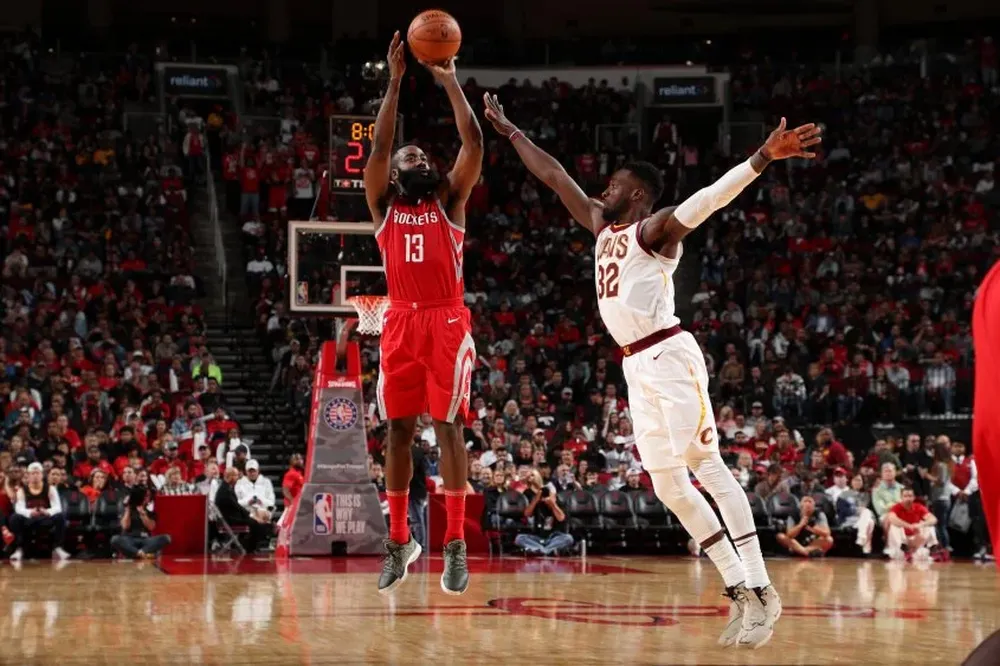 Harden tira de tres ante la marca de LeBron