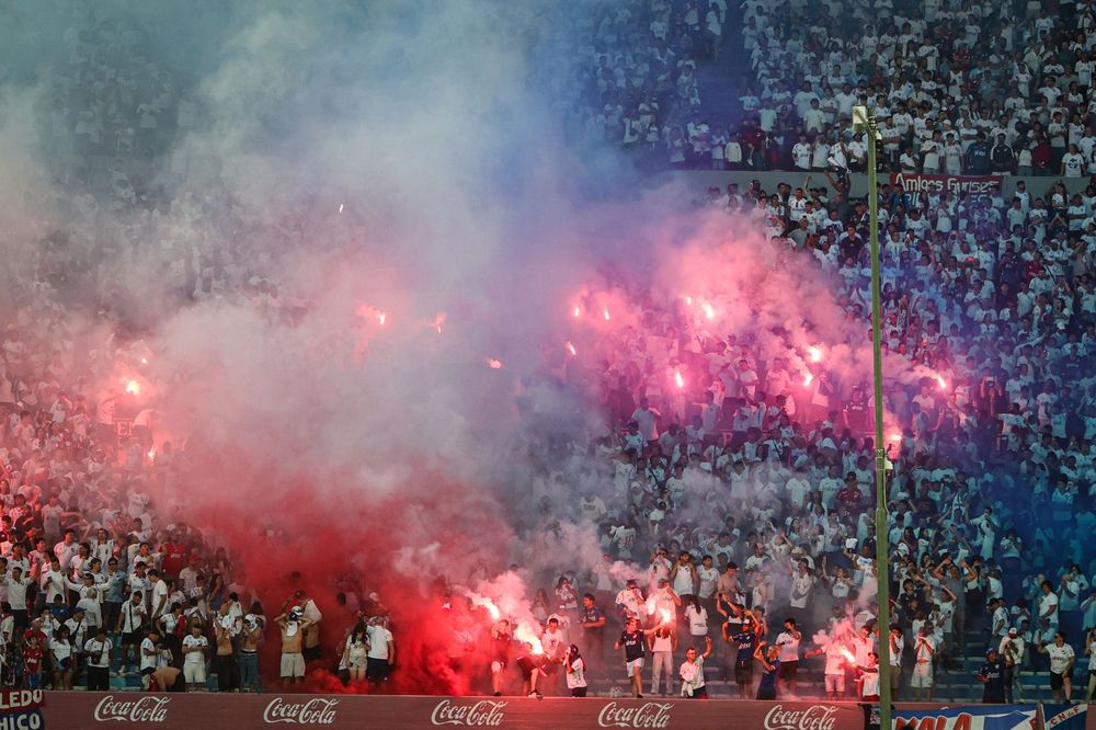 Volvieron los enmascarados, las bengalas y las banderas robadas a las tribunas de Nacional y Peñarol en el clásico de la Supercopa Uruguaya 2026