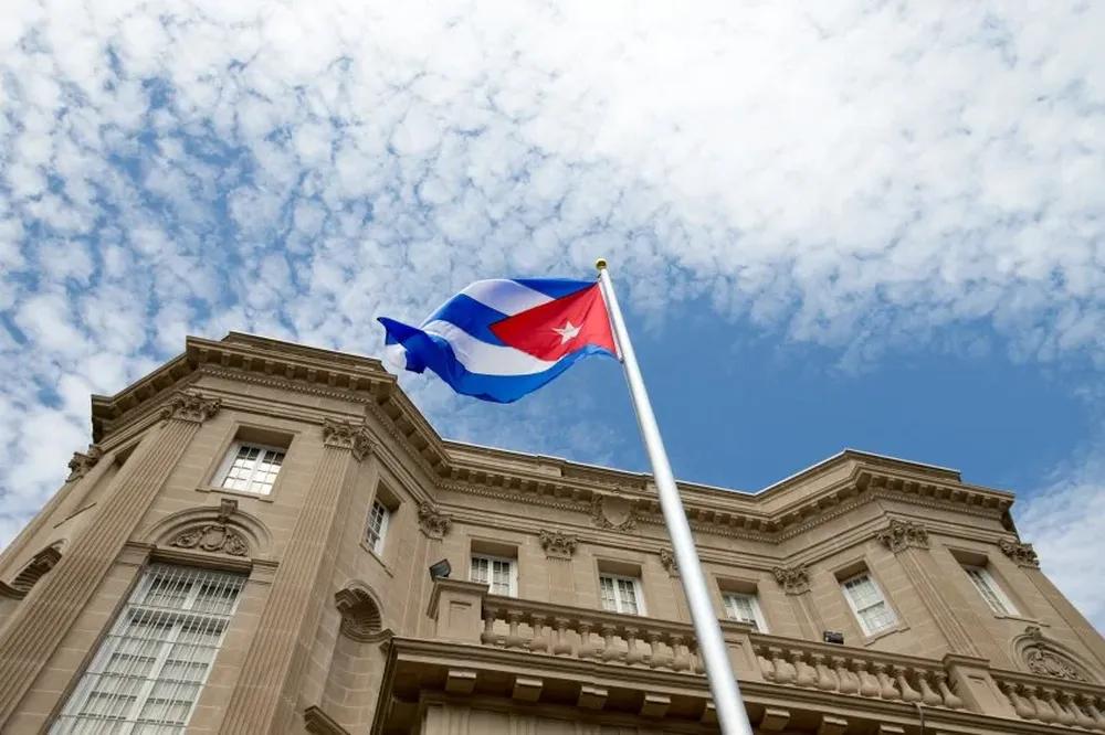 La bandera de Cuba flamea en la embajada en Washington