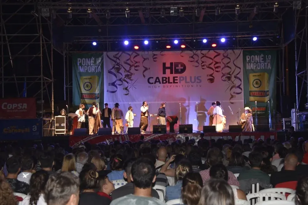 Los Zíngaros en una de sus presentaciones en el escenario del Monumental de la Costa.
