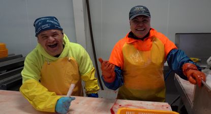 Edgar Vega lleva ya 18 años yendo a trabajar en la temporada de la pesca en Alaska.