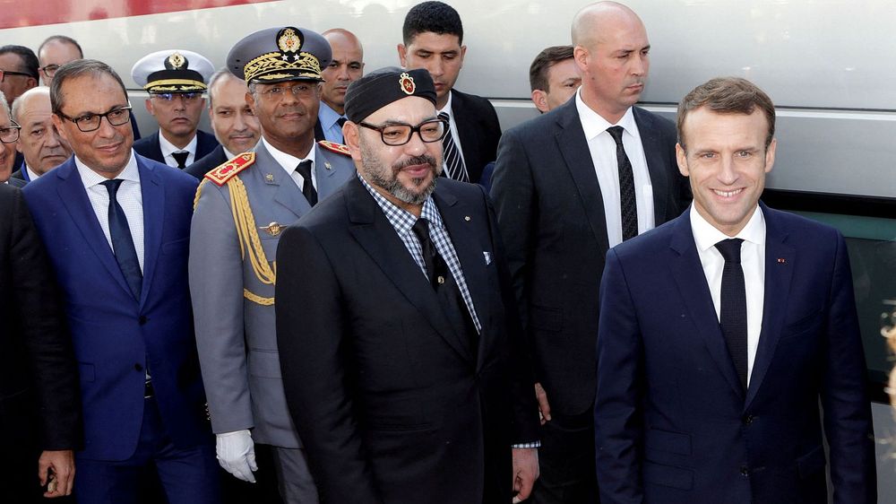 El presidente francés, Emmanuel Macron, y el rey marroquí, Mohammed VI, asisten a la ceremonia de lanzamiento del primer tren de alta velocidad que operará en África, en Tánger