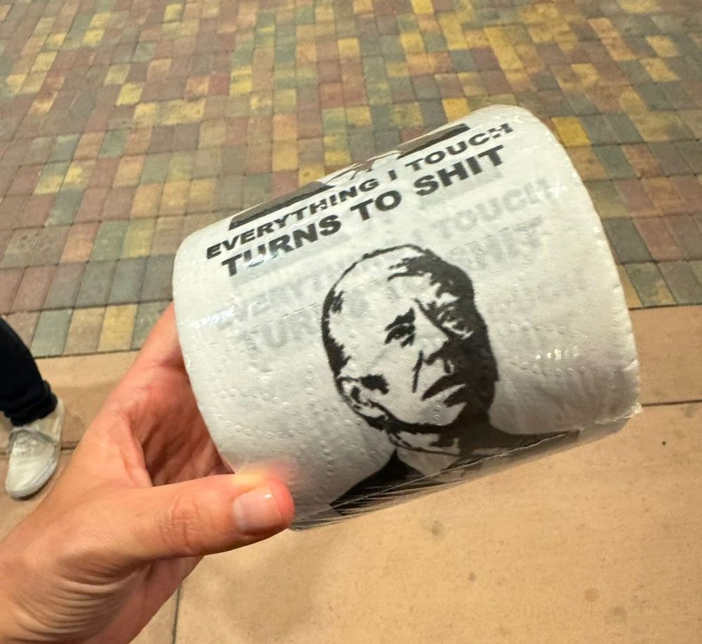 Merchandising anti-Biden repartido en el acto de Trump.
