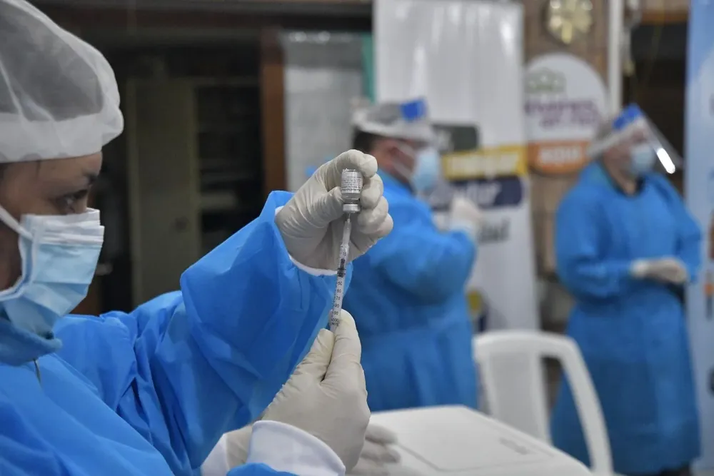 Deben transcurrir seis meses entre la segunda y la tercera dosis de Pfizer