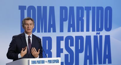 El presidente del PP, Alberto Núñez Feijóo, durantre el acto donde ha presentado su Plan de Inmigración, este martes en Barcelona.