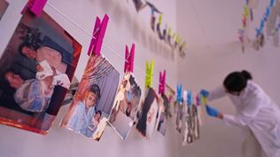 Lo más importante es recuperar la memoria de los que ya no están: el proyecto que rescata las fotos familiares de los afectados por la DANA que hace un año dejó más de 200 muertos en Valencia Lo más importante es recuperar la memoria de los que ya no están: el proyecto que rescata las fotos familiares de los afectados por la DANA que hace un año dejó más de 200 muertos en Valencia