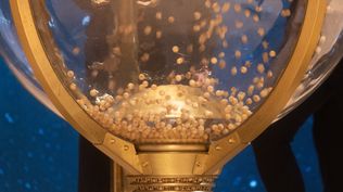 Preparación del bombo antes de la celebración del Sorteo Extraordinario de la Lotería de Navidad 2024, en el Teatro Real.