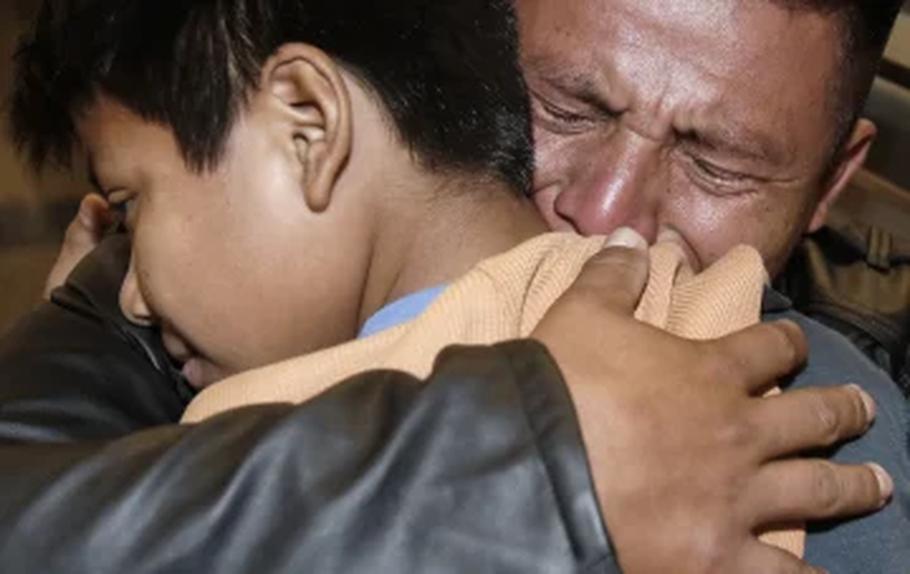 David Xol, de Guatemala, abraza a su hijo Byron en Los Ángeles al reencontrarse tras año y medio de separación, enero de 2020