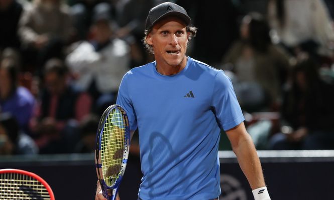 Diego Forlán reacciona durante un partido de Uruguay Open este miércoles con Federico Coria ante Boris Arias y Federico Zeballos en Montevideo