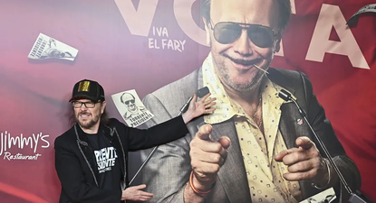 Santiago Segura junto a su personaje más famoso, José Luis Torrente.