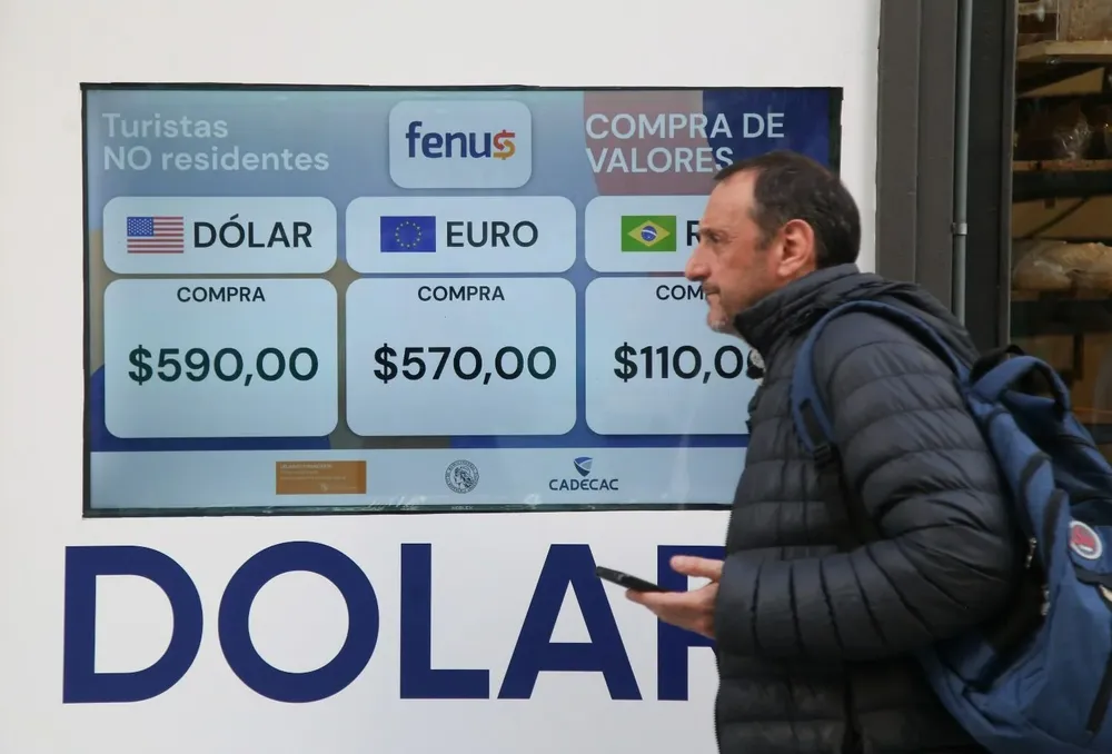 Efecto Milei: el gobierno le quita impuestos al dólar turista y lo deja por debajo del blue