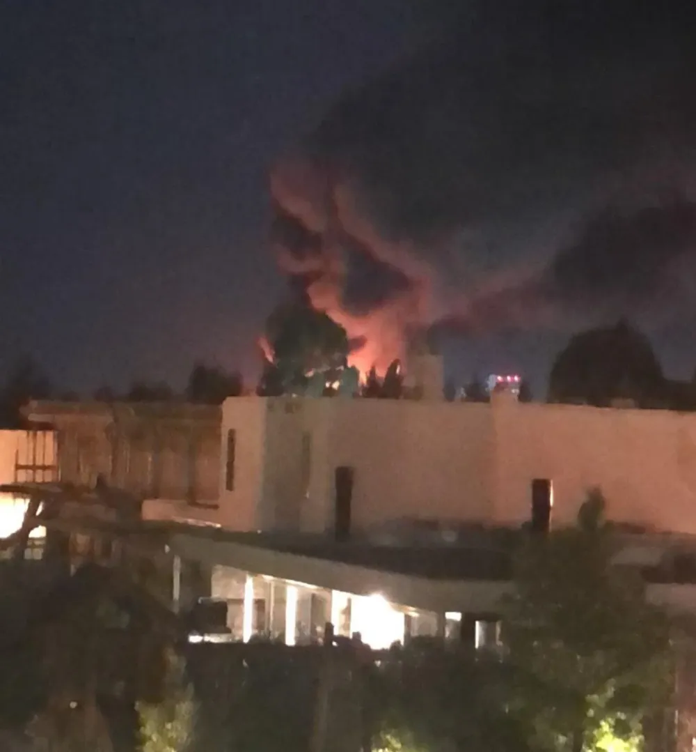 Bomberos trabaja en el lugar desde la hora 22:15.