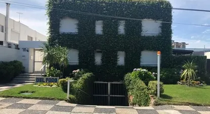El apartamento cuenta con un único dormitorio y le corresponde el uso exclusivo de un lugar de garaje, así como parrillero y terraza.