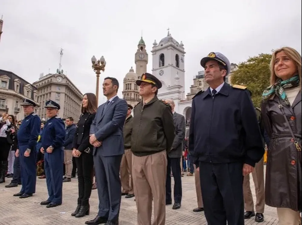 Luis Petri en el acto de las Fuerzas Armadas en Plaza de Mayo.