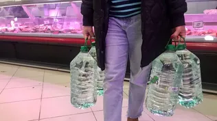 Los uruguayos compran de a varios bidones de agua en los supermercados