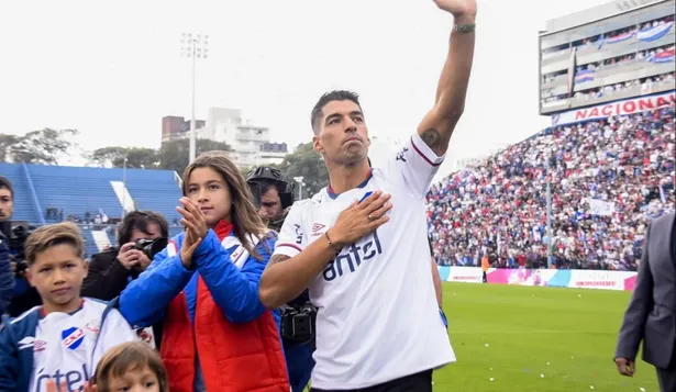 El saludo de Luis Suárez a los hinchas de Nacional: sus hijos, orgullosos
