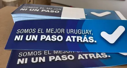 Los pegotines que mandó a hacer el senador del Partido Nacional