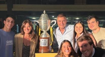 La foto familiar de Diego Aguirre y la copa en el festejo privado de Peñarol
