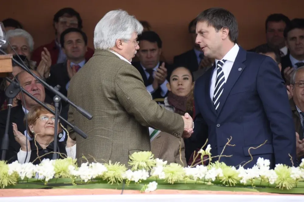 Tras el duro discurso de Reilly y el enojo del ministro, un saludo cordial.