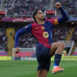 Ronald Araujo celebra su gol para Barcelona 