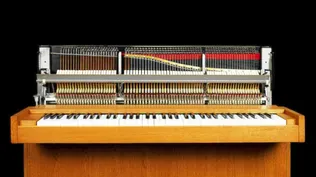 El piano cuenta con 73 teclas y pesa 75 kilos