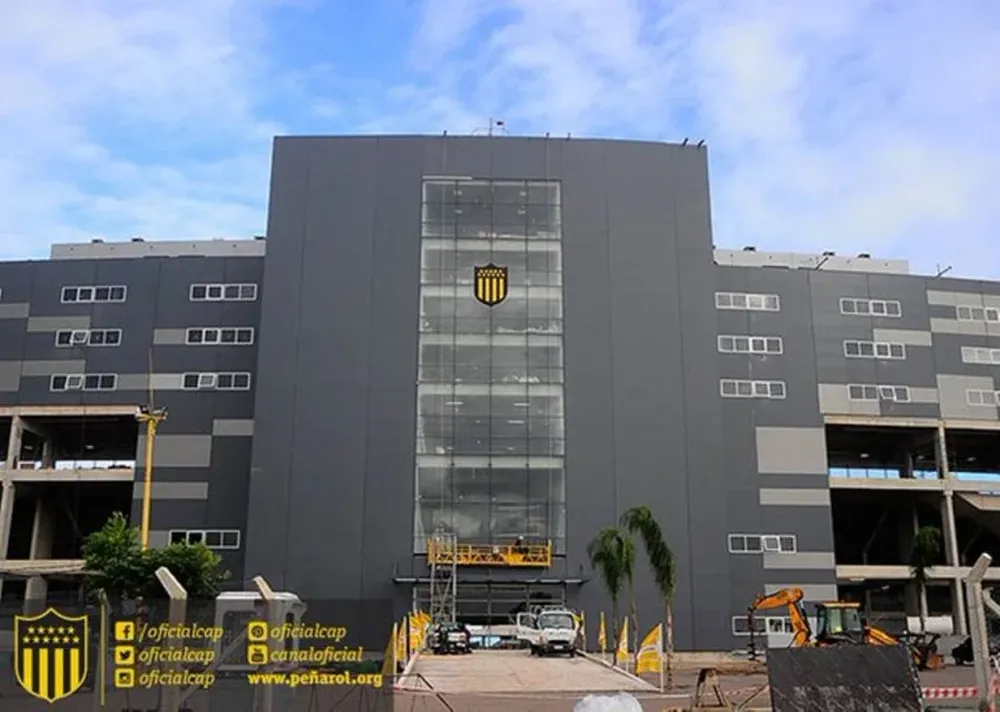 El escudo de Peñarol ya está en la tribuna principal del futuro estadio