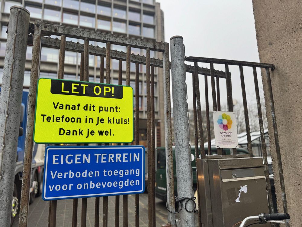 En Países Bajos, las escuelas ahora tienen carteles que les dicen a los alumnos que dejen sus teléfonos en sus taquillas o en casa.