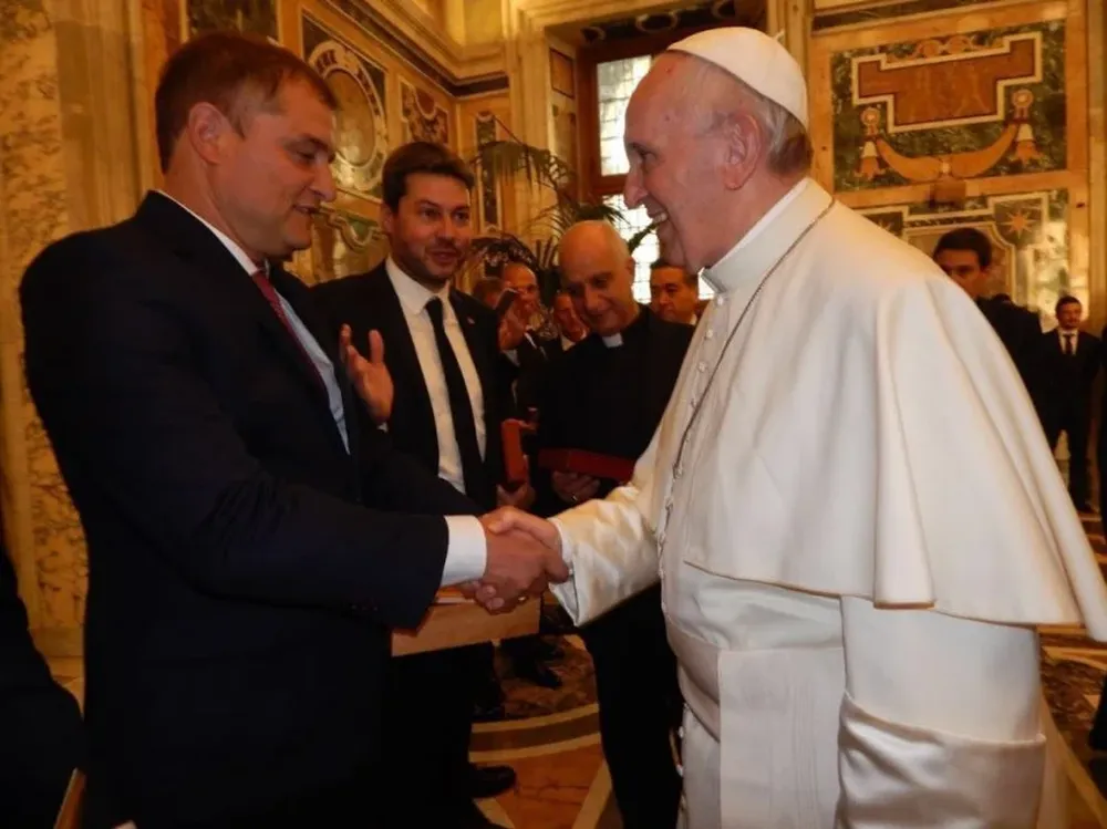 Diego Aguirre le estrechó la mano al papa Francisco Diego Aguirre le estrechó la mano al papa Francisco