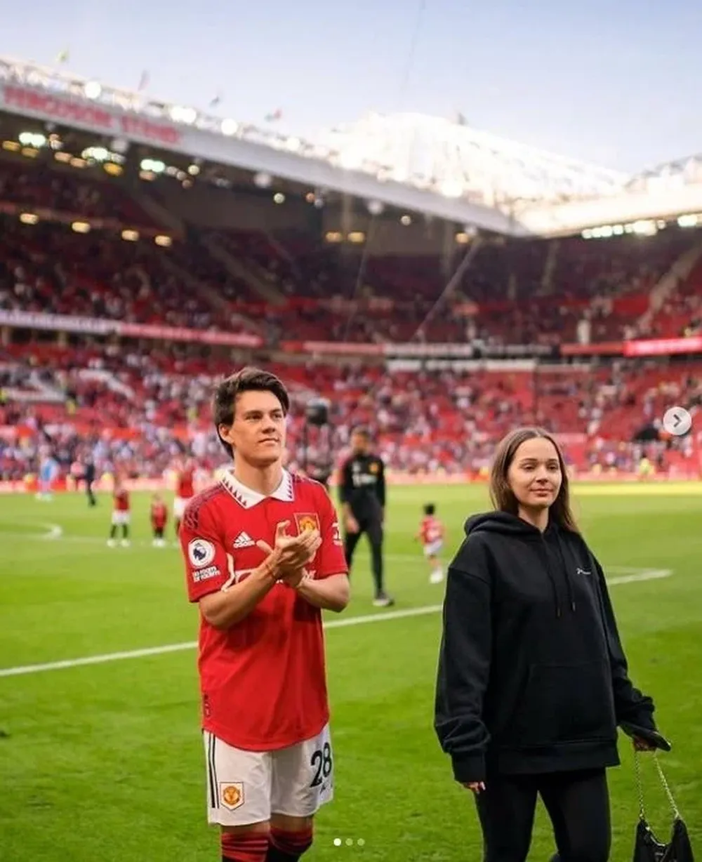 Facundo Pellistri y su pareja Cami García en Old Trafford