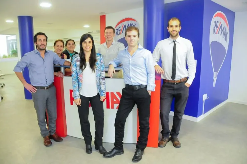 Gastón Cuadro, Alejandra Gaicosa, Laura Landa, Lorena Miguel, Leonardo Paladino, Martín Díaz y Nicolás Rossiello, del equipo de Re/Max Focus ubicado en la calle Rivera