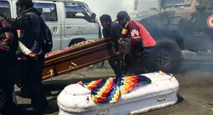 marcha de aymaras llego al centro de la paz donde fue dispersada por la policia