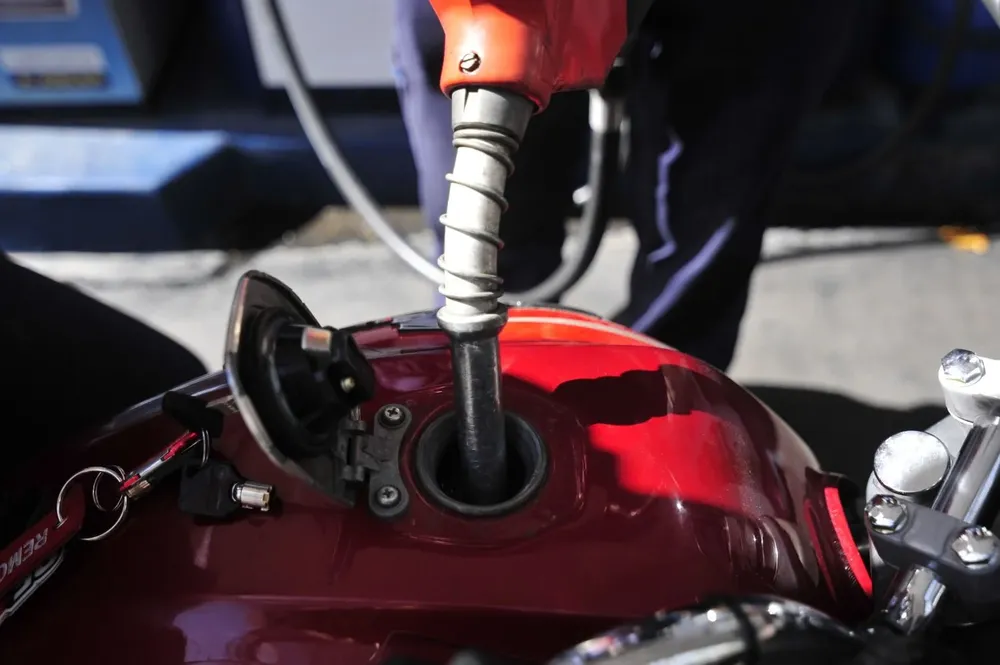 El gobierno se fijó un plazo de tres años para regularizar el mercado de combustibles.