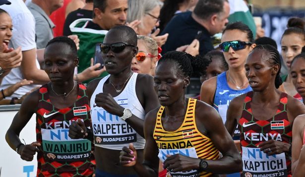Rebecca Cheptegei con la remera de Uganda
