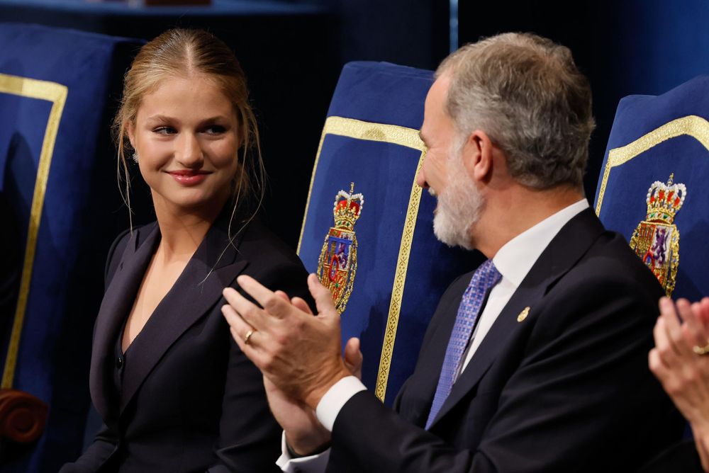 La princesa Leonor junto al rey Felipe VI en la ceremonia de entrega de los Premios Princesa de Asturias en Oviedo. EFE