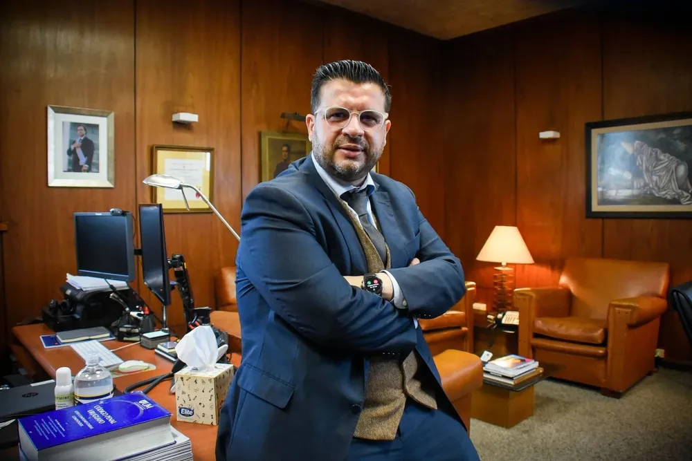 El vicepresidente de Ancap en su oficina del edificio central de la empresa.