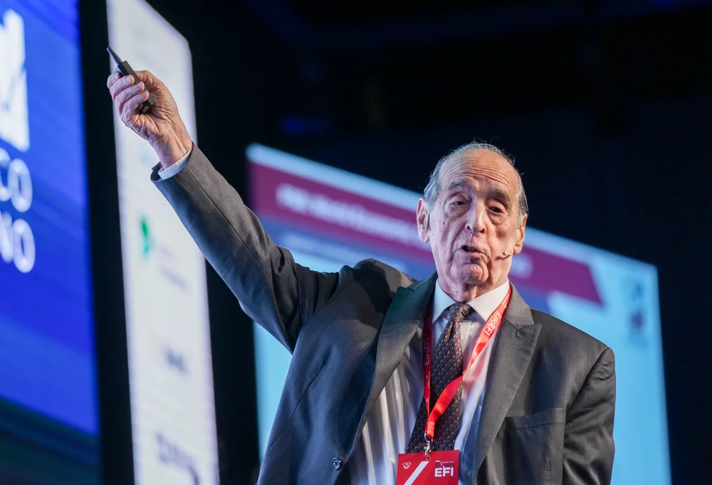 Arriazu cuestionó al FMI por insistir en la flotación del dólar.