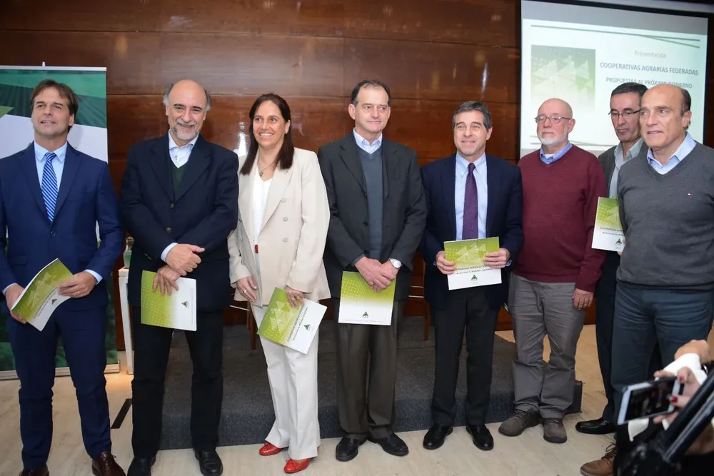 Candidatos a la presidencia junto a Virginia San Martín y Pablo Perdomo, autoridades de CAF.